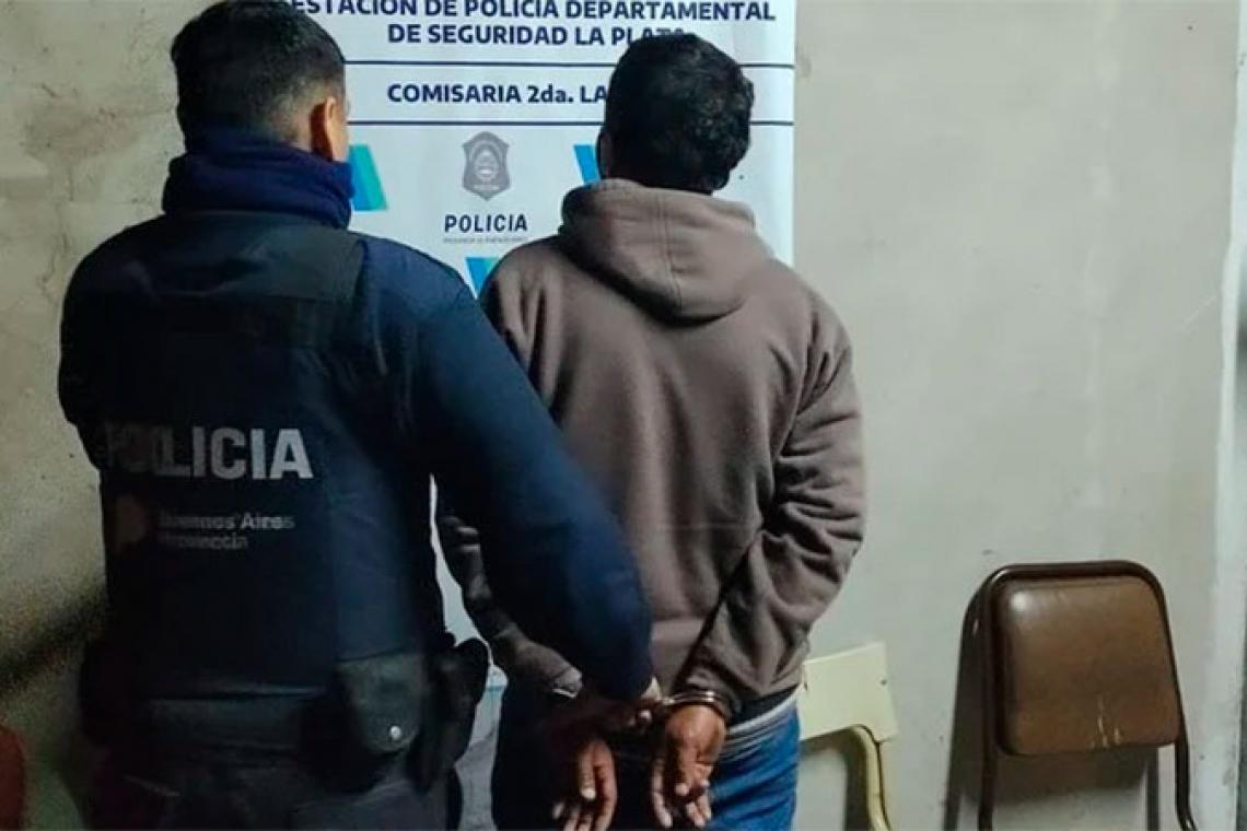 Detuvieron a un hombre por rociar con alcohol y prender fuego a un indigente en La Plata