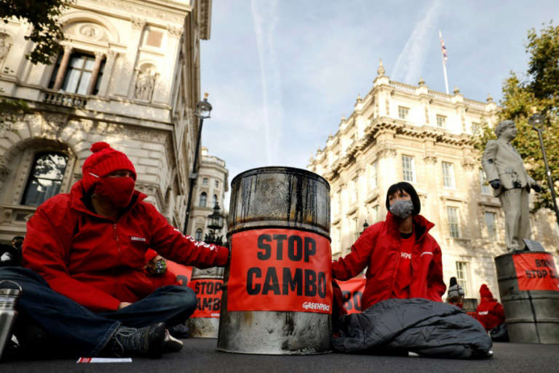 Greenpeace protesta frente a Downing Street contra un campo petrolero en Escocia