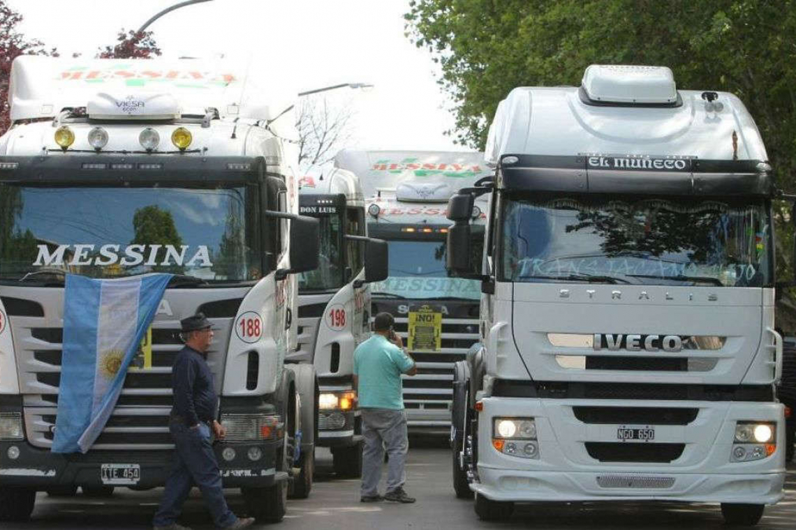 Por los controles sanitarios y un conflicto laboral, se registraron fuertes demoras en la frontera con Chile 