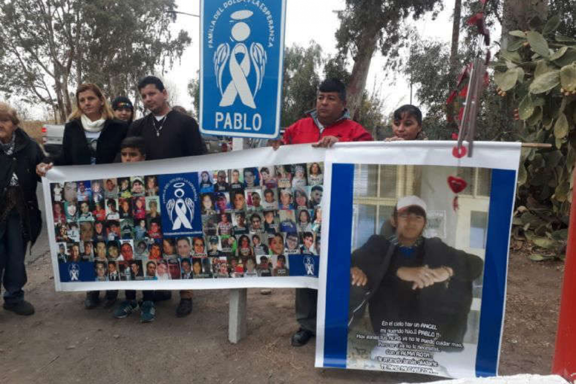 Murieron hace 9 años en un accidente de tránsito y hoy los recuerda un cartel azul con un ángel 