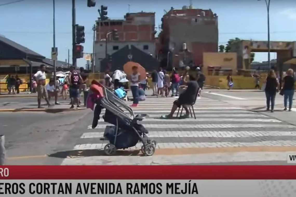 Retiro: manteros desalojados cortaron la avenida Ramos Mejía