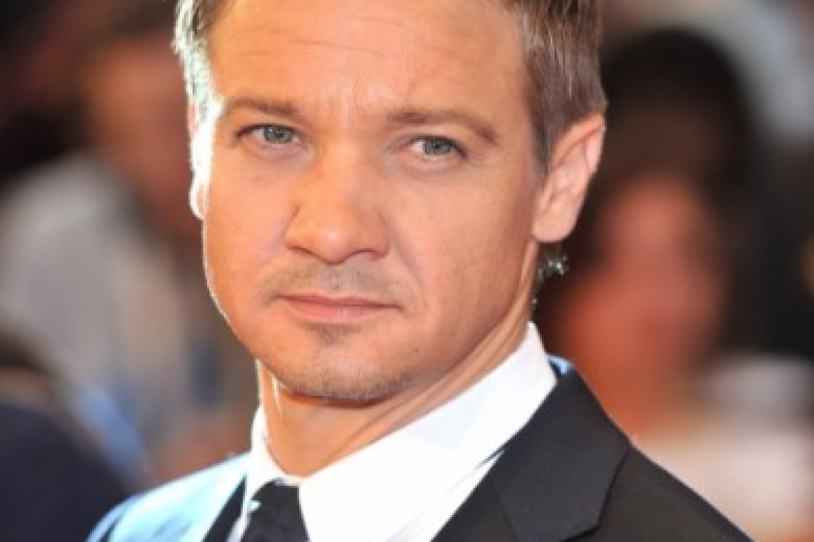 Jeremy Renner vuelve a caminar tras su accidente con una máquina quitanieves: “Es el momento de que mi cuerpo descanse” 