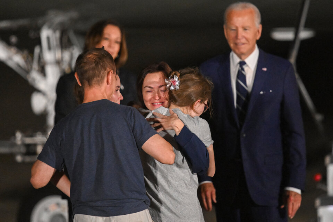 Estados Unidos: Kamala Harris y Joe Biden recibieron a los prisioneros canjeados a Rusia