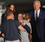 Estados Unidos: Kamala Harris y Joe Biden recibieron a los prisioneros canjeados a Rusia